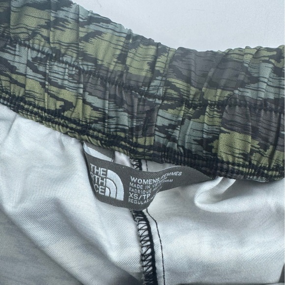The North Face Women’s running / Workout Shorts Size XS - Picture 7 of 8